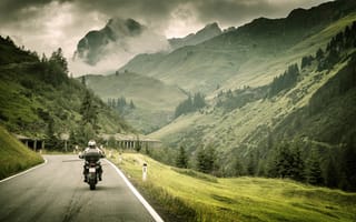 Картинка Природа, дорога, мотоциклист, горы, леса, деревья