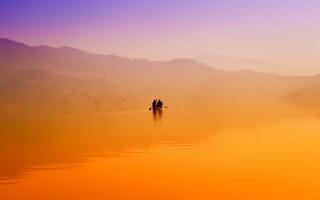 Картинка рассвет, лодка, холмы, озеро, туман, утро