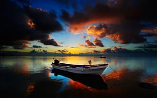 Картинка океан, закат, лодка, отражение, облака