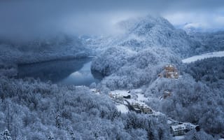 Обои природа, зима, холодно, германия, снег, архитектура, дневной свет, замок, пейзаж, горы, утро, озеро, здание, облака, деревня, лес