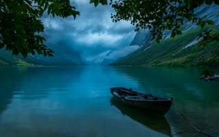 Картинка вечер, прозрачная вода, облака, горы, туман, лодка