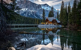 Картинка Канада, Emerald, ели, Ель, National, Yoho, Озеро, Здания, Lake, Park, Природа, Парки, Дома, Горы