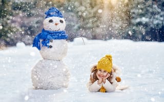 Картинка Девочки, Рождество, шапка, шарфе, снеговика, год, снеге, лежа, шарфом, Дети, Зима, Новый, зимние, лежачие, Улыбка, снегу, лежат, Лежит, девочка, ребёнок, Шапки, Шарф, Снег, Снеговики, шапке, снеговик, снега, улыбается