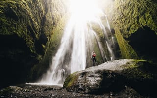 Картинка путешественник, Исландия, мхом, Мох, Камни, Водопады, Турист, Природа, мха, Камень, Gljúfrabúi