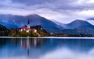 Обои Словения, Lake, берег, Здания, Горы, Побережье, гора, Дома, Bled, Озеро, Природа