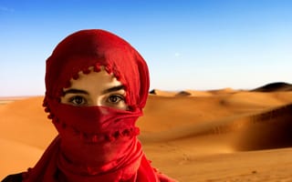 Обои Глаза, Хиджаб, песке, молодые, смотрит, Девушки, Песок, Взгляд, женщины, девушка, смотрят, песка, хиджабе, платок, молодая, женщина
