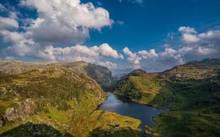 Картинка Норвегия, Hardangerfjord, скале, Природа, скалы, Утес, облако, гора, Горы, Небо, Облака, Скала, облачно