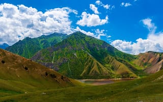 Обои панорамная, Kolduk, Горы, облачно, Панорама, облако, Природа, Lakes, Kyrgyzstan, гора, Озеро, Облака