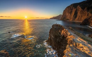 Картинка Португалия, Madeira, солнца, Солнце, Горы, закат, берег, Рассветы, Утес, скалы, рассвет, закаты, гора, Скала, Природа, скале, Побережье