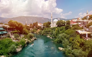 Картинка Мечеть, Босния, Города, Реки, город, река, Лодки, River, Mostar, Radobla, Герцеговина, речка