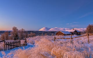 Картинка Норвегия, Valdres, снегу, снега, Трава, Природа, забором, Забор, траве, гора, забора, ограда, Горы, Снег, снеге