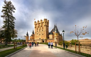 Картинка Испания, Крепость, Alcázar, of, Уличные, город, замок, башни, фонари, Люди, Замки, Города, Segovia, Башня