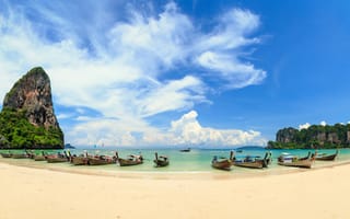 Картинка Таиланд, Панорама, пляжи, Море, Тропики, скалы, Скала, тропический, пляжа, Пляж, Лодки, Утес, скале, Природа, Phuket, пляже, панорамная