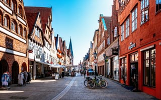 Картинка Германия, Lüneburg, Города, Дома, Здания, улиц, Велосипед, Люди, улице, город, велосипеды, Кафе, велосипеде, Улица