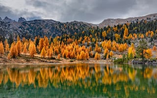 Картинка Италия, Dolomites, Природа, Осень, отражается, Горы, осенние, гора, Озеро, Отражение, отражении, Пейзаж