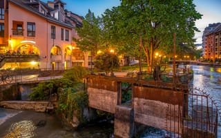 Картинка Франция, Annecy, Здания, речка, Реки, город, Дома, Города, Уличные, река, фонари