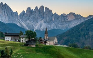 Картинка Церковь, альп, Природа, Maddalena, гора, Здания, Santa, Скала, Утес, Дома, Италия, Горы, скале, скалы, Альпы