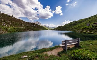 Картинка Альпы, Швейцария, Горы, Отражение, гора, Природа, отражении, облако, Облака, Скамейка, Скамья, Graubünden, облачно, альп, Озеро, отражается