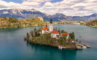 Картинка Церковь, Словения, Остров, Природа, облако, гора, Здания, Горы, Облака, Озеро, облачно, Дома, Bled