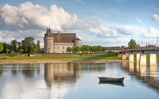 Картинка Франция, Sully-sur-Loire, город, замок, речка, Мосты, мост, Лодки, река, Реки, Облака, облако, Замки, облачно, Города