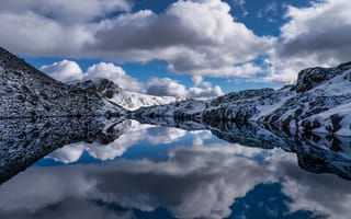 Картинка Андорра, Горы, отражается, гора, отражении, Отражение, Природа, облачно, облако, Озеро, Облака