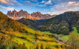 Картинка альп, Италия, скале, Santa, Maddalena, дерево, Деревья, Горы, Облака, дерева, облако, Скала, Пейзаж, Альпы, облачно, Природа, гора, скалы, деревьев, Утес