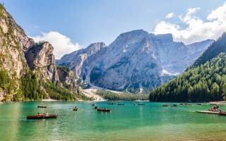 Картинка Италия, Lago, Утес, Пейзаж, Природа, скалы, Braies, скале, Скала, Горы, Озеро, гора, Лодки, di