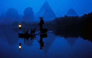 Картинка фонарь, отражение, бакланы, утро, лес, река, китай, свет, лодка, вода, рыбак