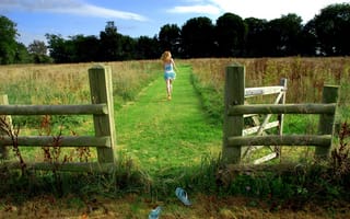 Картинка девушка, ограда, тапочки, трава, бег, поле