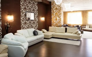 Картинка интерьер, гостиная, бежевый, диван, дизайн, дерево, подушки, кресло, стиль, паркет, коричневый, лампы, белый