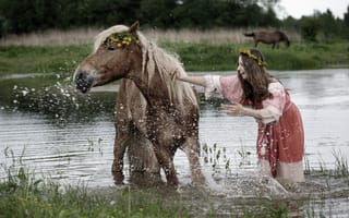 Картинка Девушка, конь, купание, река, брызги, настроение, лето