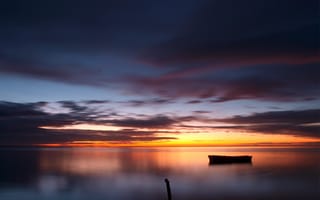 Картинка отражение, закат, лодка, Вечер, небо, облака, тучи, озеро, деревянный, гладь, столбик, вода