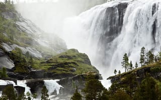 Картинка вблизи рыбацкой деревушки, норвегия, водопад
