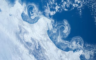 Картинка плавучие льдины, океан, камчатка, снег, Міжнародна космічна станція МКС, земля, вид с космоса, вулканы