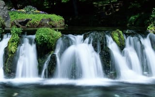 Картинка Маленький водопад в Японском саду