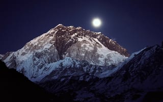 Картинка Полная луна над вершиной Нупцзе из ближнего Лобуче (Непал)
