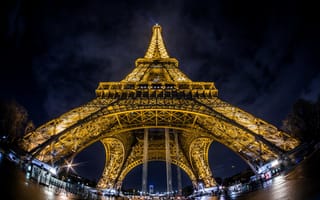 Картинка Золотая Эйфелева башня в темноте, Париж, Франция