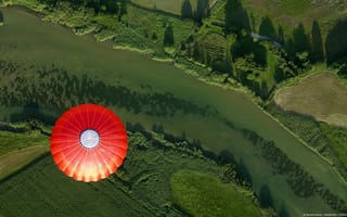 Картинка Воздушный шар над землей