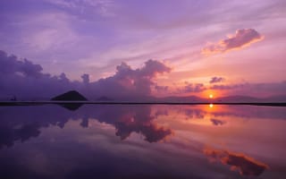 Картинка Сиреневый закат над водой