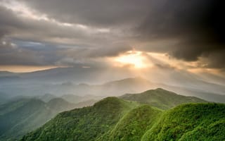 Картинка Солнце в облаках над горами