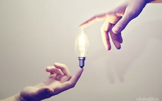 Обои Светящаяся лампочка и руки