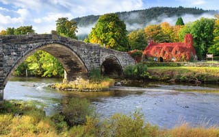 Картинка Каменный мост и чайный домик в Лланрусте, Уэльс, Великобритания