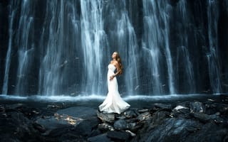 Картинка Водопад и девушка в длинном платье
