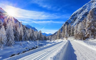 Картинка Зимняя дорога вдоль гор