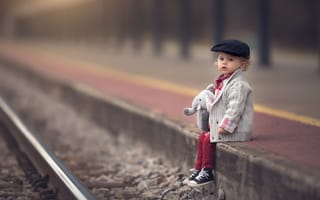 Картинка Мальчик со слоном у железной дороги