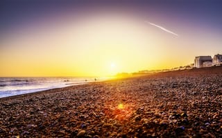 Картинка Галечный пляж на закате