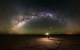 Картинка Млечный путь и человек с фонариком