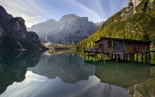 Обои Альпы отражаются в озере Брайес, Италия