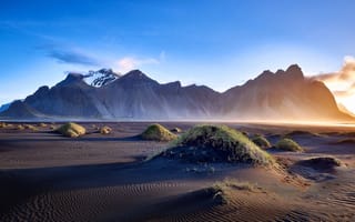 Картинка Горы Вестрахорн и голубое небо, Исландия
