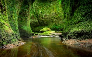 Картинка Зеленые скалы и река, Шотландия